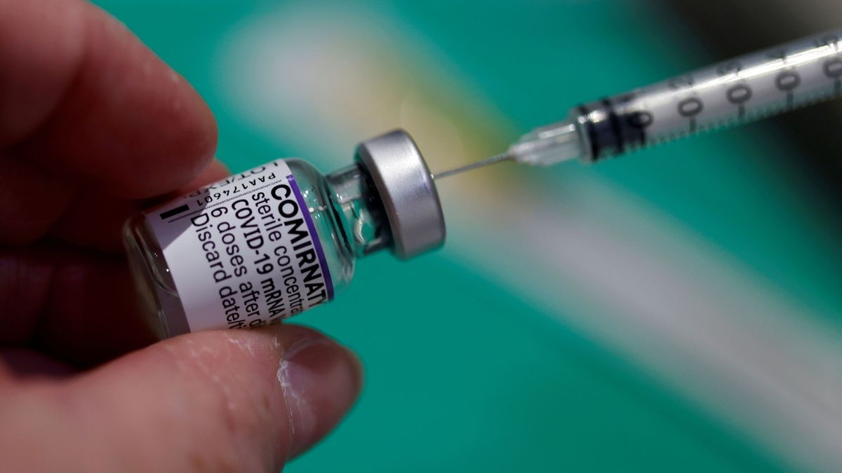 Očkování dvěma dávkami má platit jen devět měsíců